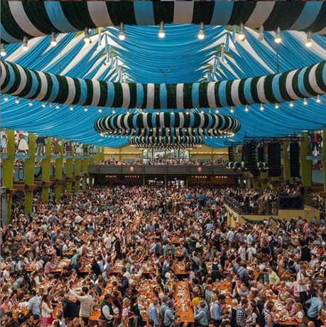 Imagen de los interiores del Festanation Oktoberfest Camp No.2. Foto 19