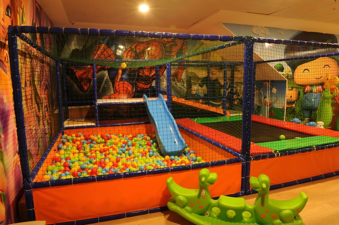 Imagen de los interiores del Fier Life Center. Foto 16