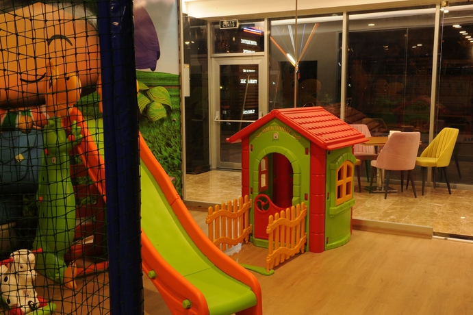 Imagen de los interiores del Fier Life Center. Foto 17