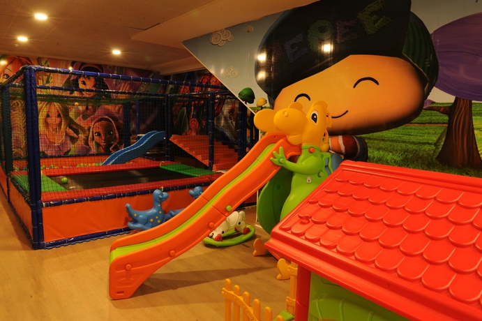 Imagen de los interiores del Fier Life Center. Foto 18