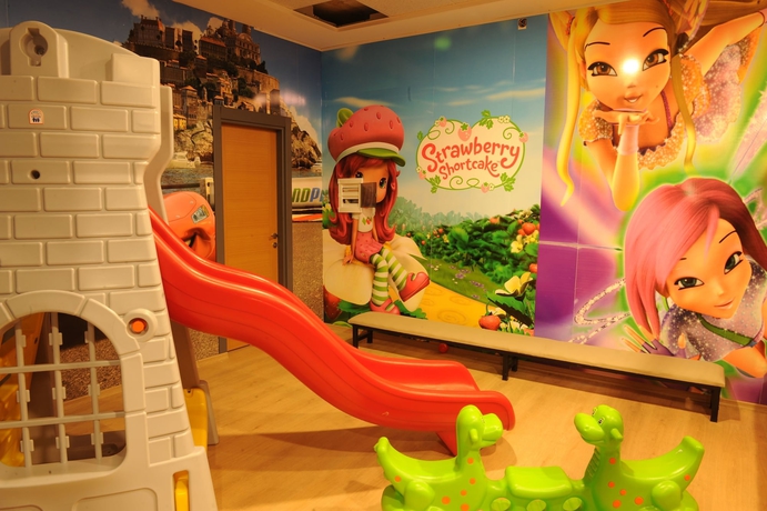 Imagen de los interiores del Fier Life Center. Foto 19