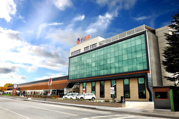 Imagen de los exteriores del Fier Life Center. Foto 14