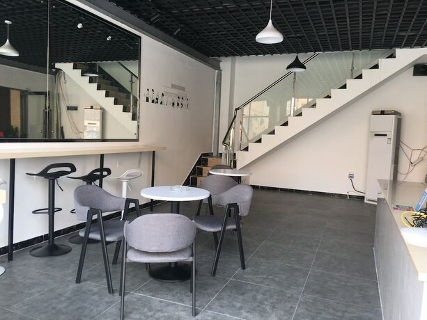 Imagen del bar/restaurante del First Apartment. Foto 18