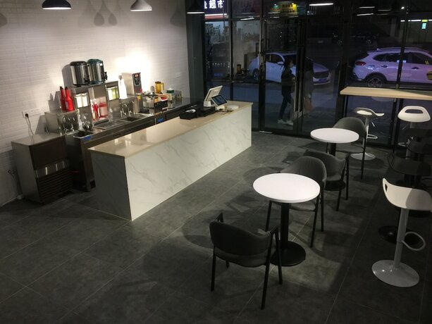 Imagen del bar/restaurante del First Apartment. Foto 20