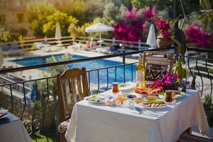 Imagen de la piscina del Flower Pension Hotel. Foto 19