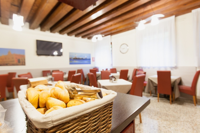 Imagen del bar/restaurante del Foresteria Levi. Foto 3