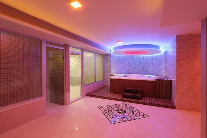 Imagen de la piscina del Forum Suite Hotel. Foto 16