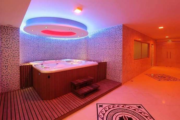 Imagen de la piscina del Forum Suite Hotel. Foto 18