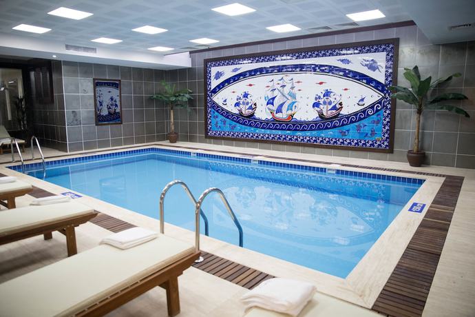 Imagen de la piscina del GDZ Hotels Cavdarhisar. Foto 13