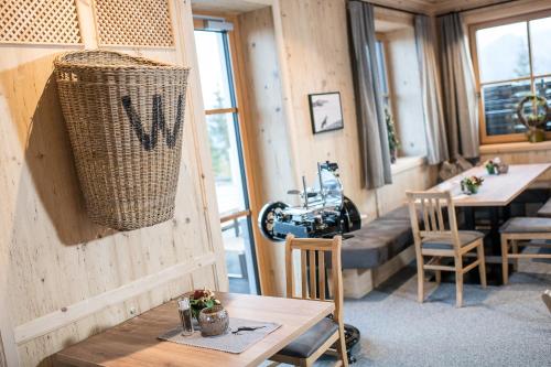 Imagen general del GLOCKNERALM - HIKING- and SKIHOTEL exklusively accessible by cable car. Foto 3