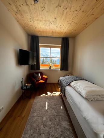 Imagen de la habitación del GLOCKNERALM - HIKING- and SKIHOTEL exklusively accessible by cable car. Foto 20