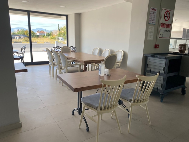 Imagen del bar/restaurante del GRAND &Ouml;ZALP AİRPORT HOTEL. Foto 3