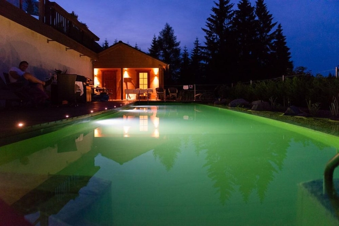 Imagen de la piscina del Gasthaus Kob&auml;r. Foto 16
