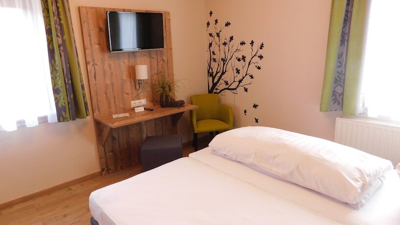Imagen de la habitación del Gasthof Gr&uuml;ner Baum, Ammelbruch. Foto 16