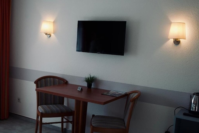 Imagen del bar/restaurante del G&auml;stehaus Tilly Hotel. Foto 2