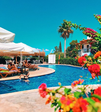 Imagen de la piscina del Genc Hotel. Foto 7