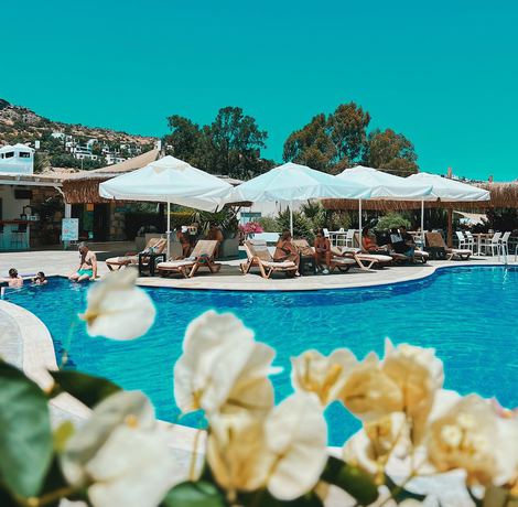 Imagen de la piscina del Genc Hotel. Foto 8