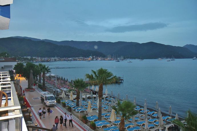 Imagen de los exteriores del George Dragon Beach Hotel. Foto 16