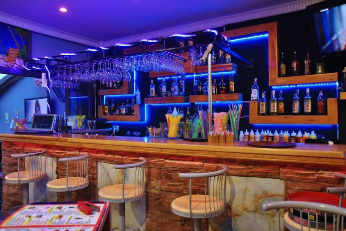 Imagen del bar/restaurante del George Dragon Beach Hotel. Foto 5