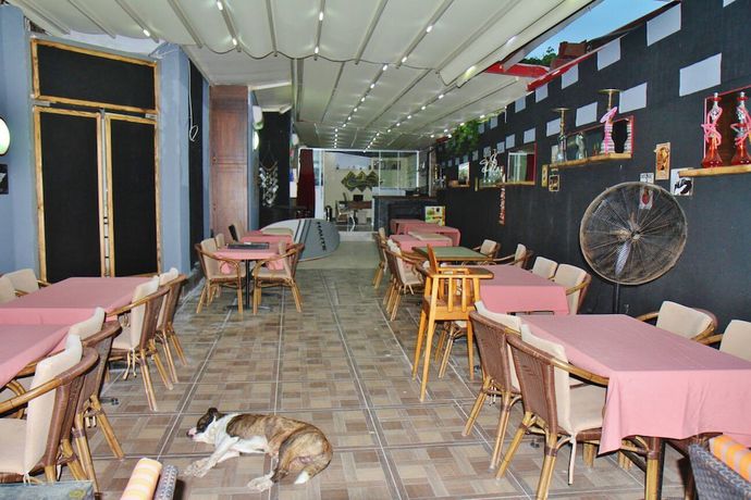 Imagen del bar/restaurante del George Dragon Beach Hotel. Foto 7
