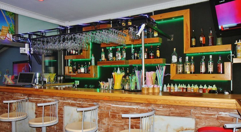 Imagen del bar/restaurante del George Dragon Beach Hotel. Foto 8