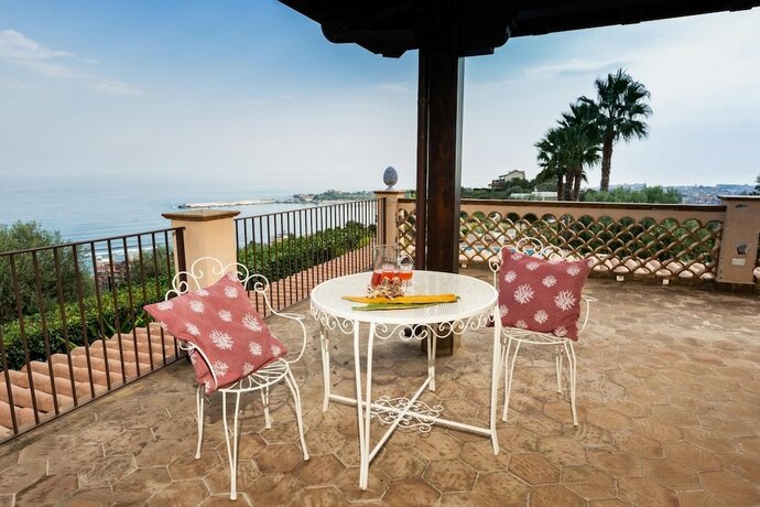 Imagen general del Giardini-naxos Beautiful Villa With Pool. Foto 10
