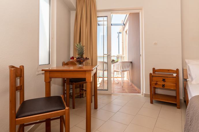 Imagen de la habitación del Girogiali Hotel. Foto 17