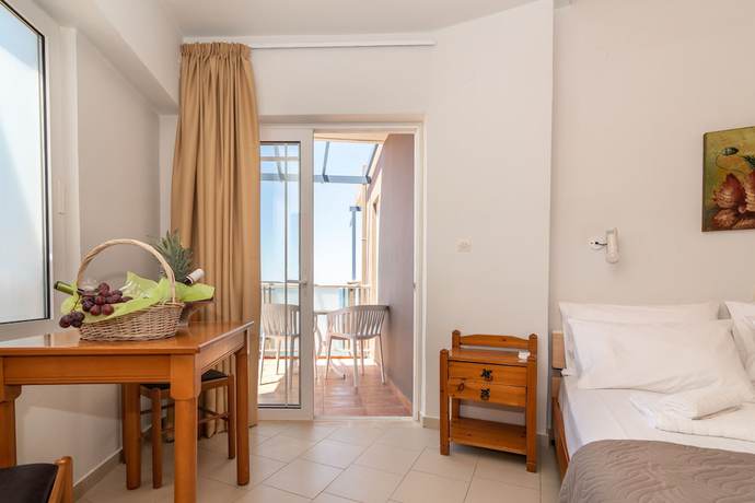 Imagen de la habitación del Girogiali Hotel. Foto 18