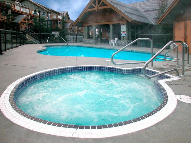 Imagen de la piscina del Glacier's Reach by Whistler Retreats. Foto 14
