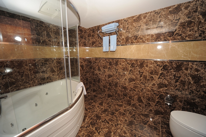 Imagen de la habitación del Golden Lake Hotel. Foto 5