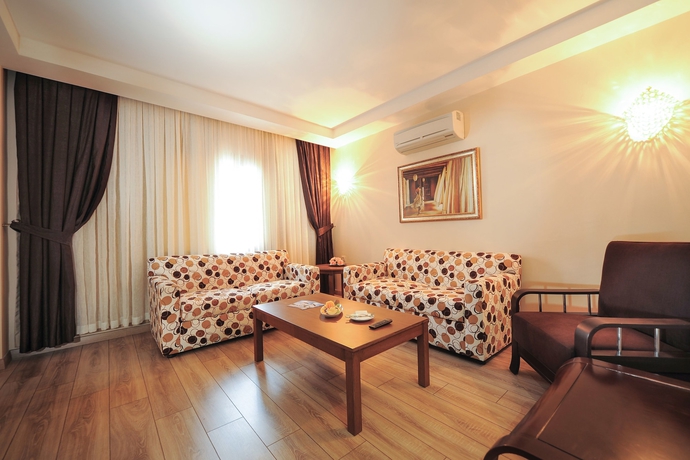 Imagen de los interiores del Golden Lake Hotel. Foto 17