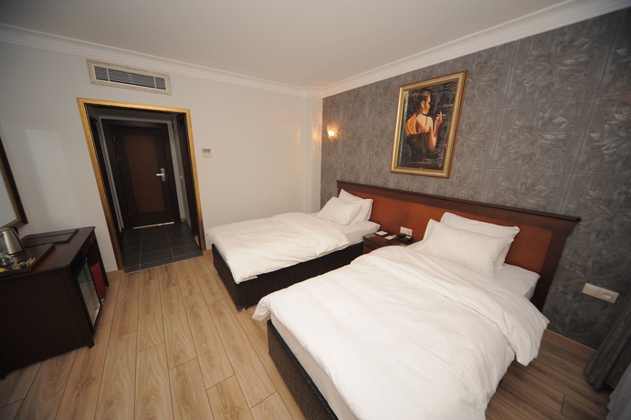 Imagen de la habitación del Golden Lake Hotel. Foto 8