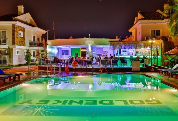 Imagen de la piscina del Golden Life Blue Green Residence. Foto 7