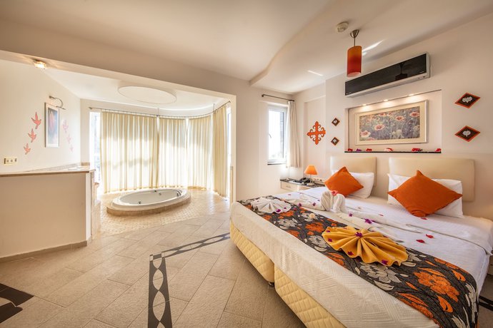 Imagen de la habitación del Golden Life Heights Deluxe Suite Hotel - Adults Only. Foto 5