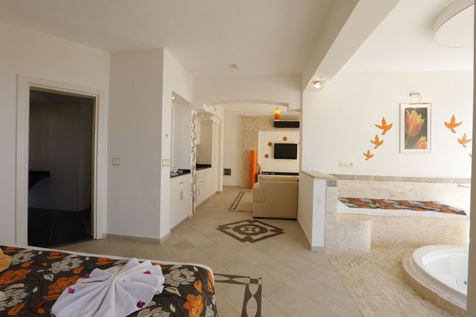 Imagen de la habitación del Golden Life Heights Deluxe Suite Hotel - Adults Only. Foto 8
