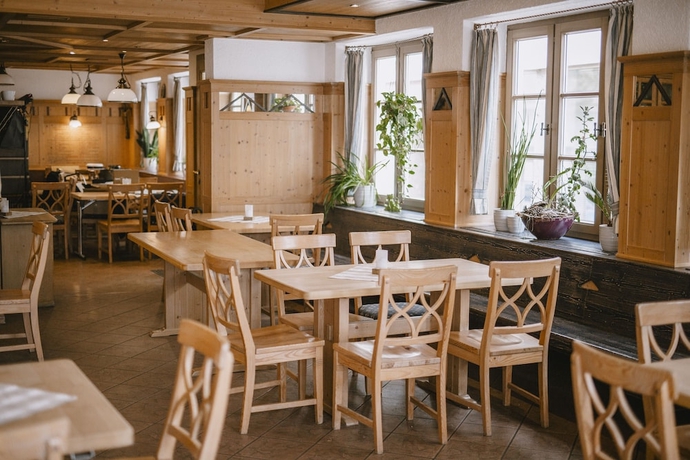 Imagen del bar/restaurante del Goldener Hirsch Donauw&ouml;rth. Foto 8