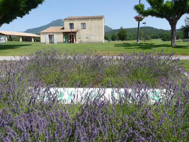 Imagen de los exteriores del Golf Resort de Digne by Adonis. Foto 11