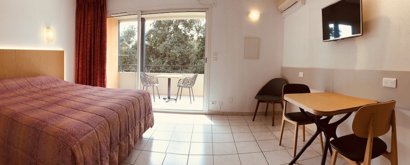 Imagen de la habitación del Golf and R&eacute;sidence de N&icirc;mes Vacquerolles. Foto 10