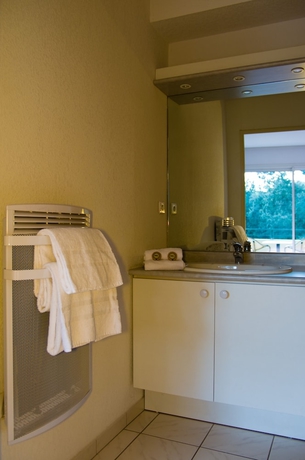Imagen de la habitación del Golf and R&eacute;sidence de N&icirc;mes Vacquerolles. Foto 15