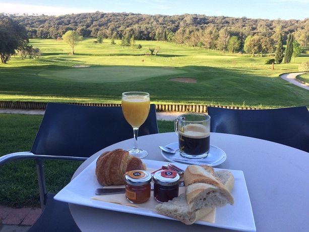 Imagen del bar/restaurante del Golf and R&eacute;sidence de N&icirc;mes Vacquerolles. Foto 9