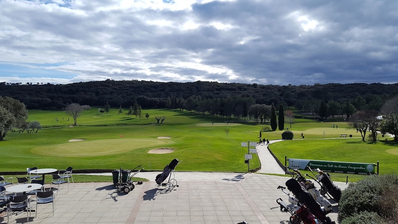 Imagen de los exteriores del Golf and R&eacute;sidence de N&icirc;mes Vacquerolles. Foto 16