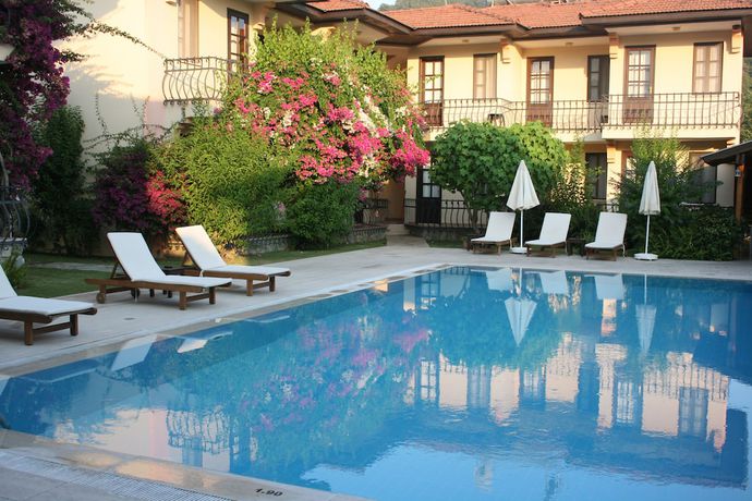 Imagen de la piscina del Gorkem Apart Hotel. Foto 17