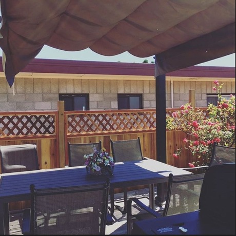 Imagen de los exteriores del Granada Inn, Penticton. Foto 11