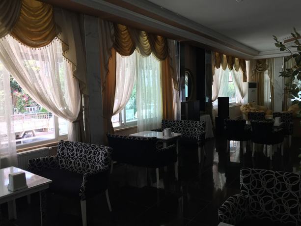 Imagen del bar/restaurante del Grand Calypso Hotel. Foto 6