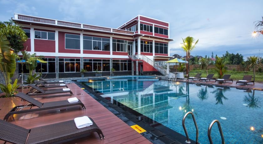 Imagen de la piscina del Grand Dafam Merapi Merbabu. Foto 4