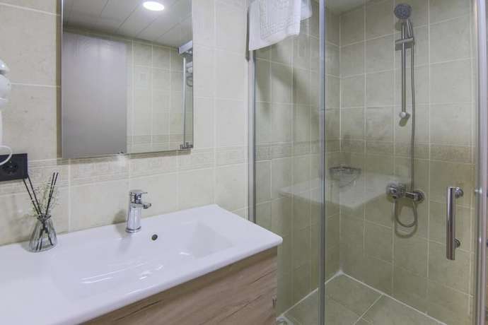 Imagen de la habitación del Grand Faik Hotel &Ccedil;eşme. Foto 14