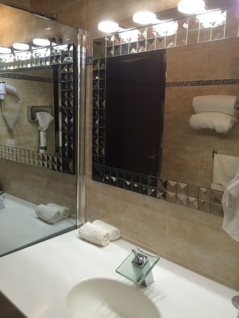 Imagen de la habitación del Grand Hôtel De Nîmes. Foto 3