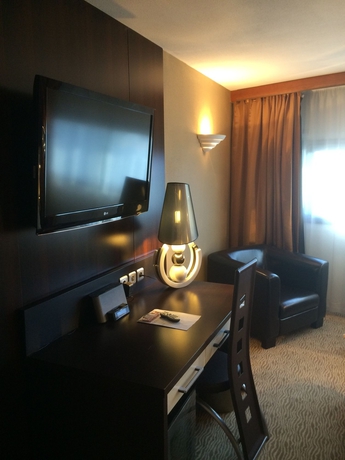 Imagen de la habitación del Grand Hôtel De Nîmes. Foto 7