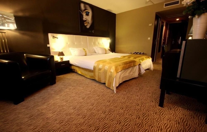 Imagen de la habitación del Grand Hôtel De Nîmes. Foto 11