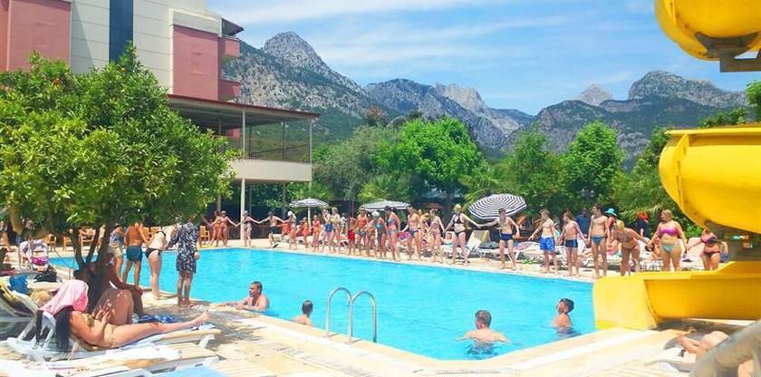 Imagen de la piscina del Grand Hotel Derin. Foto 12